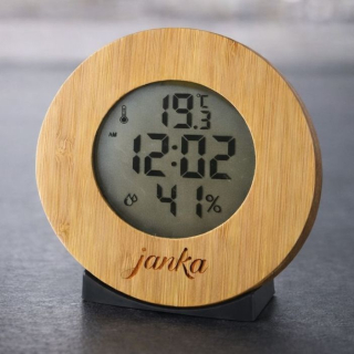 Digitálna meteorologická stanica s hodinami z bambusu