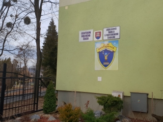 Označenie budovy školy + tabuľa s logom